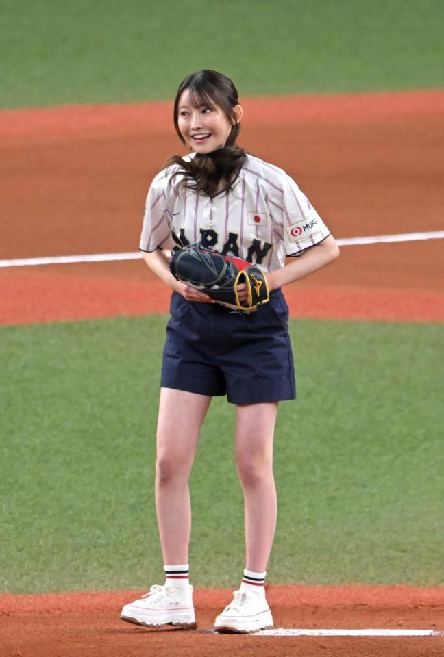 　始球式を務めた乃木坂４６・黒見明香（撮影・飯室逸平）