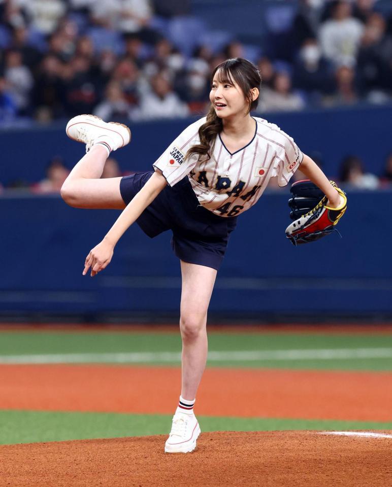 　始球式を務める乃木坂４６黒見明香（撮影・山口登）