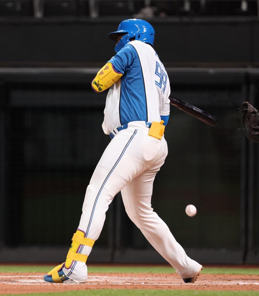 　８回、死球を受けるレイエス＝３月５日