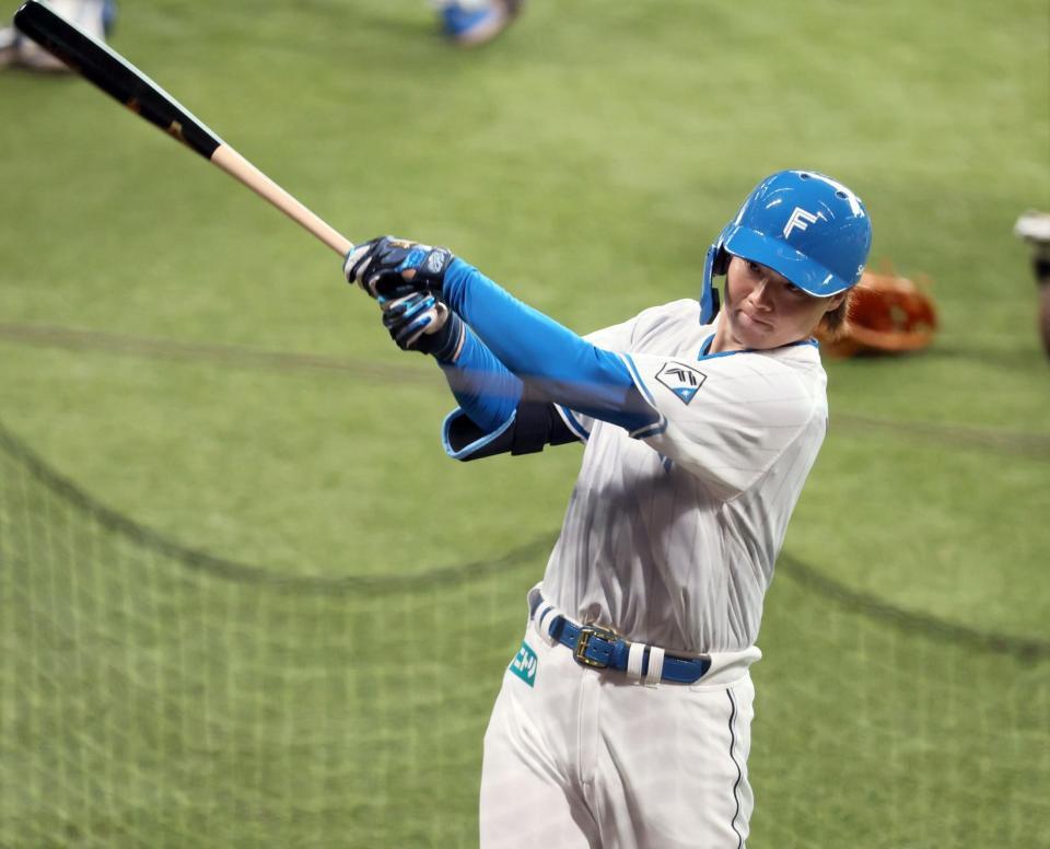 　打撃練習をする山崎