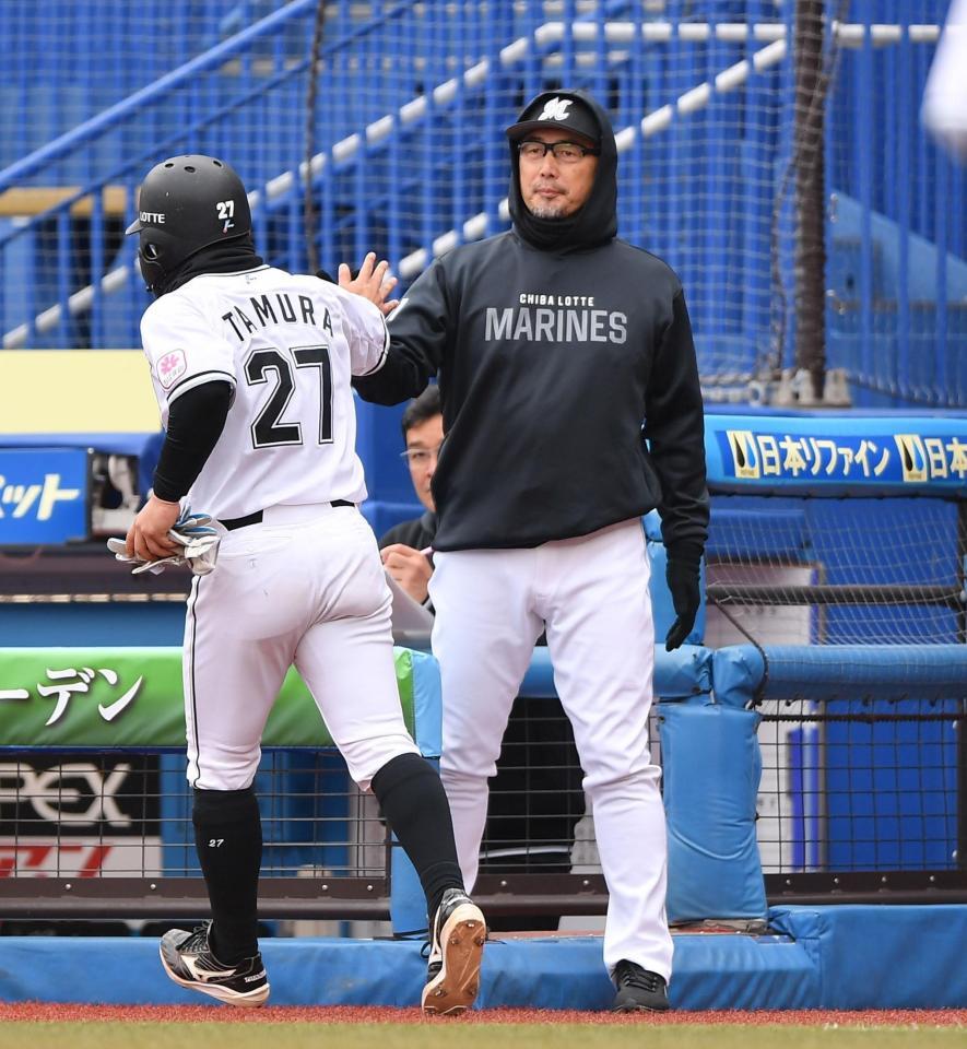 　３回、ソトの左前２点適時打で三塁から生還した田村（左）とタッチを交わす吉井監督（撮影・開出牧）