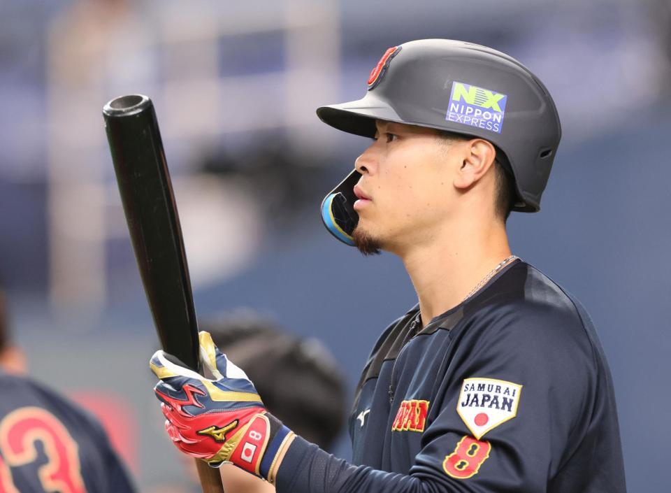 　フリー打撃に向かう大山（撮影・立川洋一郎）