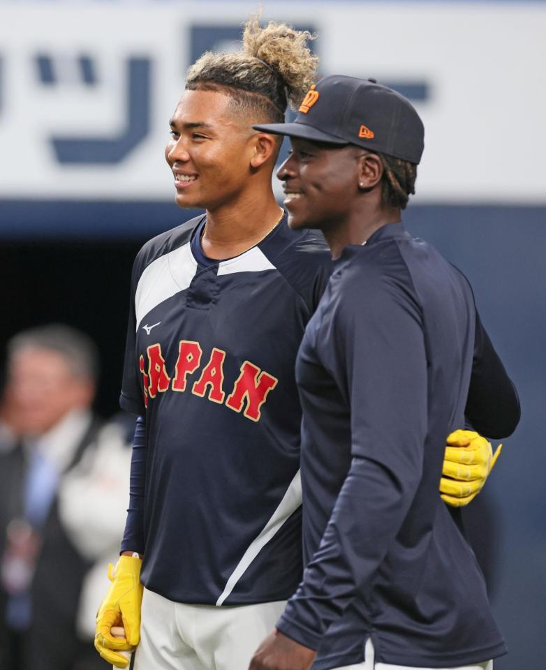 　オランダ代表・グレゴリアス（右）と記念撮影する水谷（撮影・立川洋一郎）