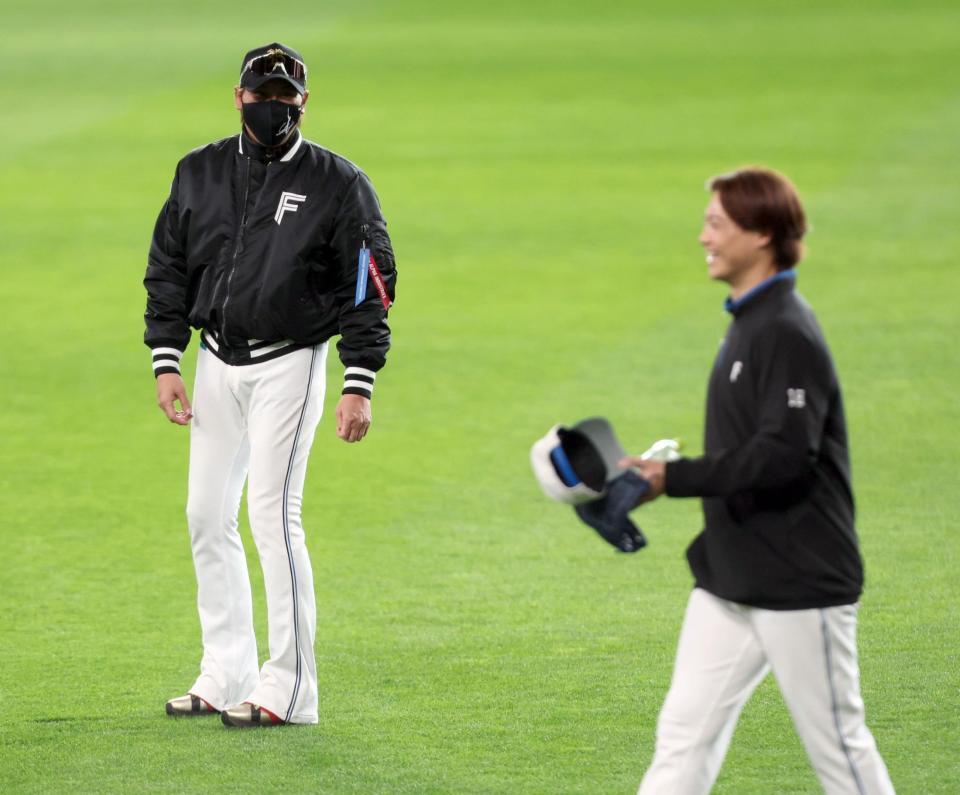 　試合前、山崎（右）に声を掛ける新庄監督（撮影・中島達哉）
