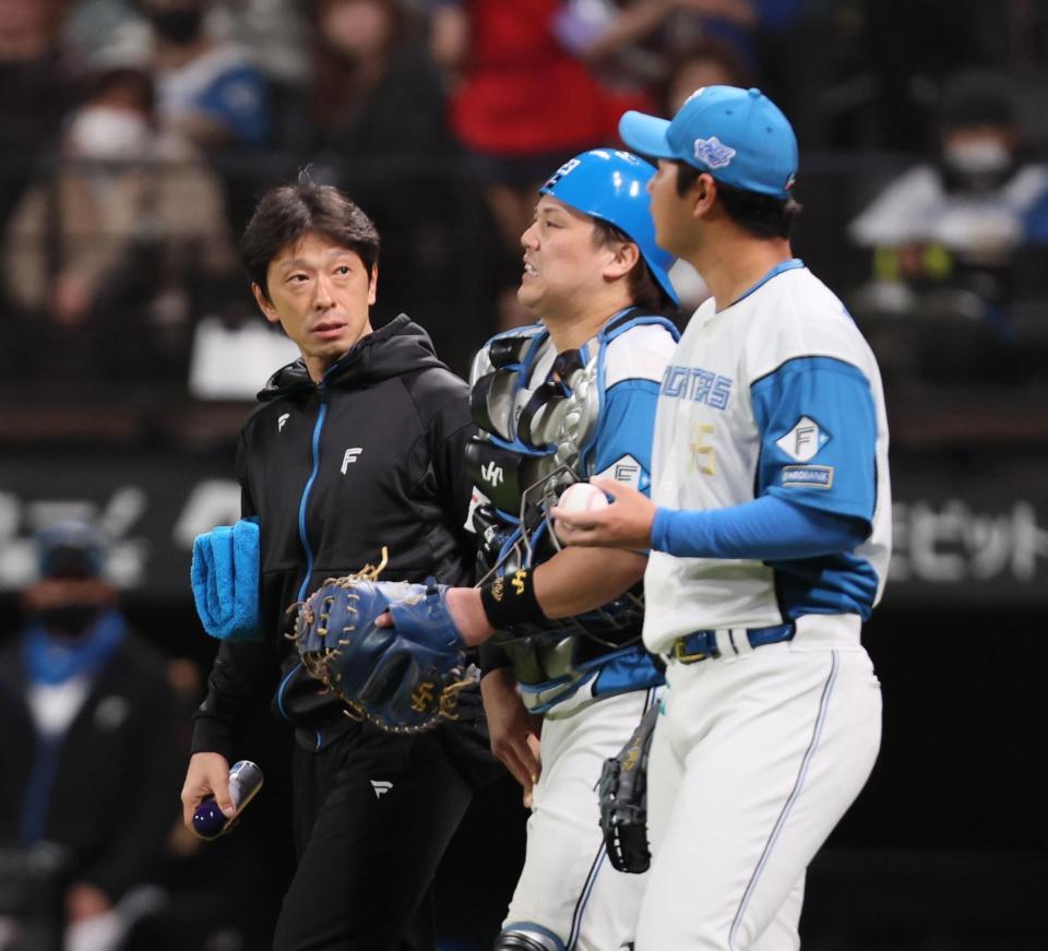 　５回、松浦（右）の投球が右手に直撃し、苦悶の表情を浮かべる伏見（中央）＝撮影・中島達哉