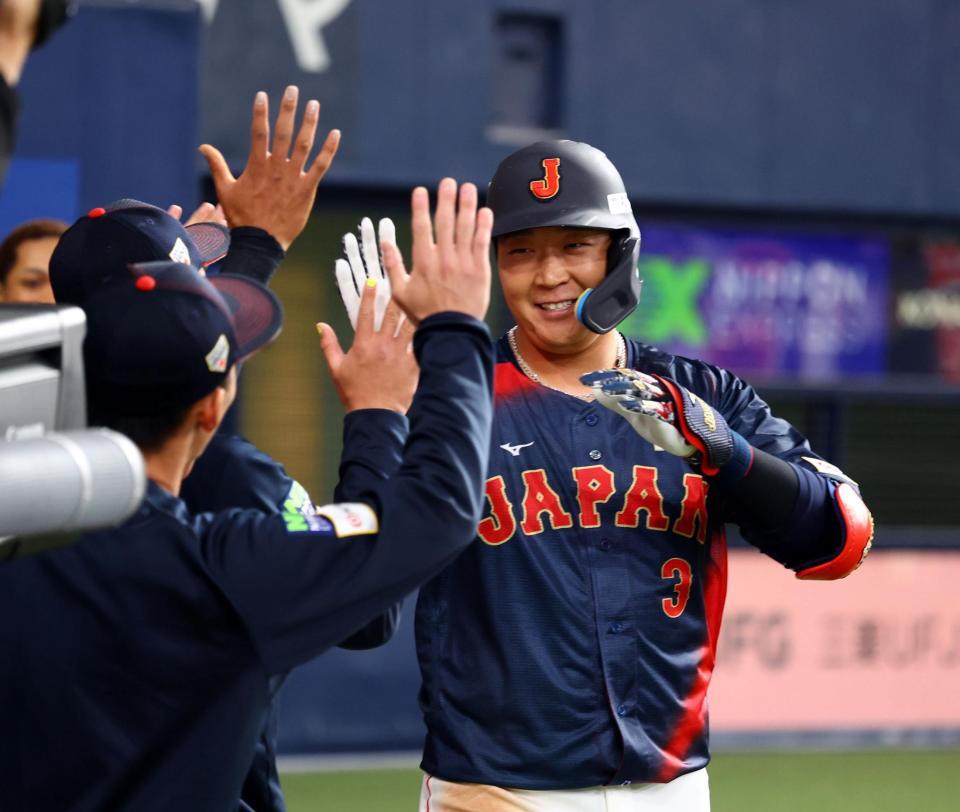 　５回、ソロを放ちナイン出迎えに笑顔を見せる大山（撮影・山口登）