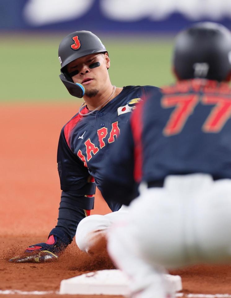 　５回、先制の右犠飛を放ち、相手エラーの間に三塁へ滑り込む佐藤輝（撮影・立川洋一郎