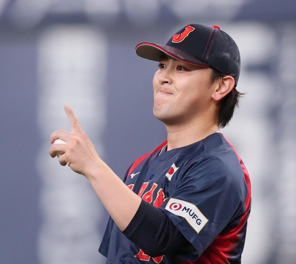 　６回、トロンプを三ゴロに打ち取り、好守を見せたオリックス・太田に視線を送る河野（撮影・立川洋一郎）