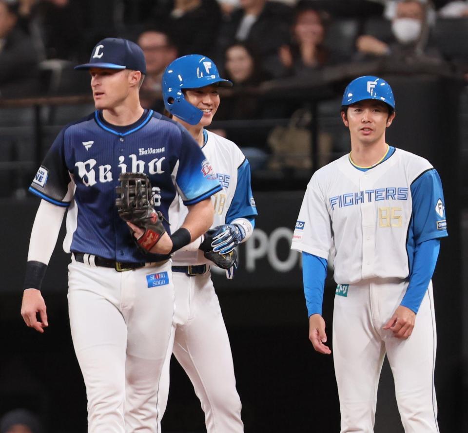 　３回、内野安打を放ち、塁上で笑顔を見せる山崎（中央）＝撮影・中島達哉