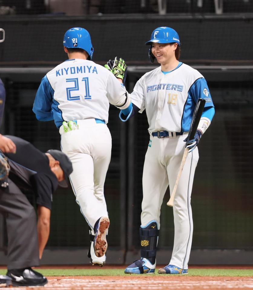 　３回、ソロを放った清宮幸（左）を迎える山崎（撮影・中島達哉）