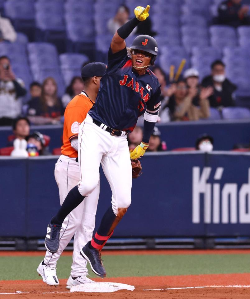 　５回日、適時三塁打を放ち喜ぶ水谷（撮影・山口登）