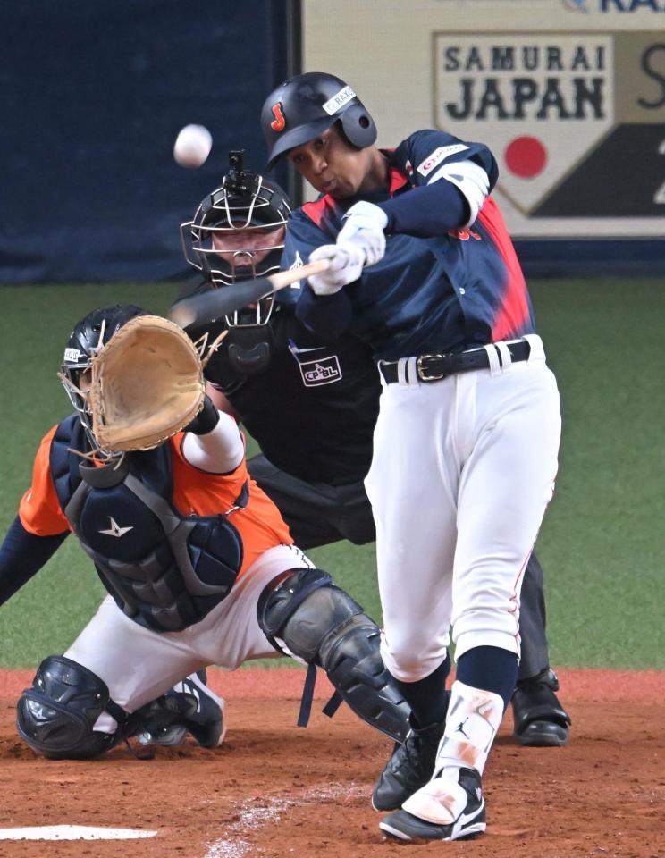 　５回、３点目を奪う犠飛を放つ万波（撮影・飯室逸平）