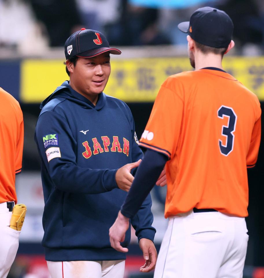 　試合に勝利し、オランダ代表と握手を交わす大山（撮影・立川洋一郎）