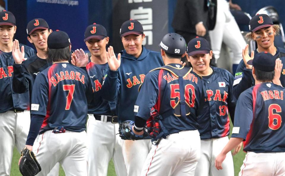 　勝利のハイタッチを交わす大山（中央）らナイン（撮影・飯室逸平）