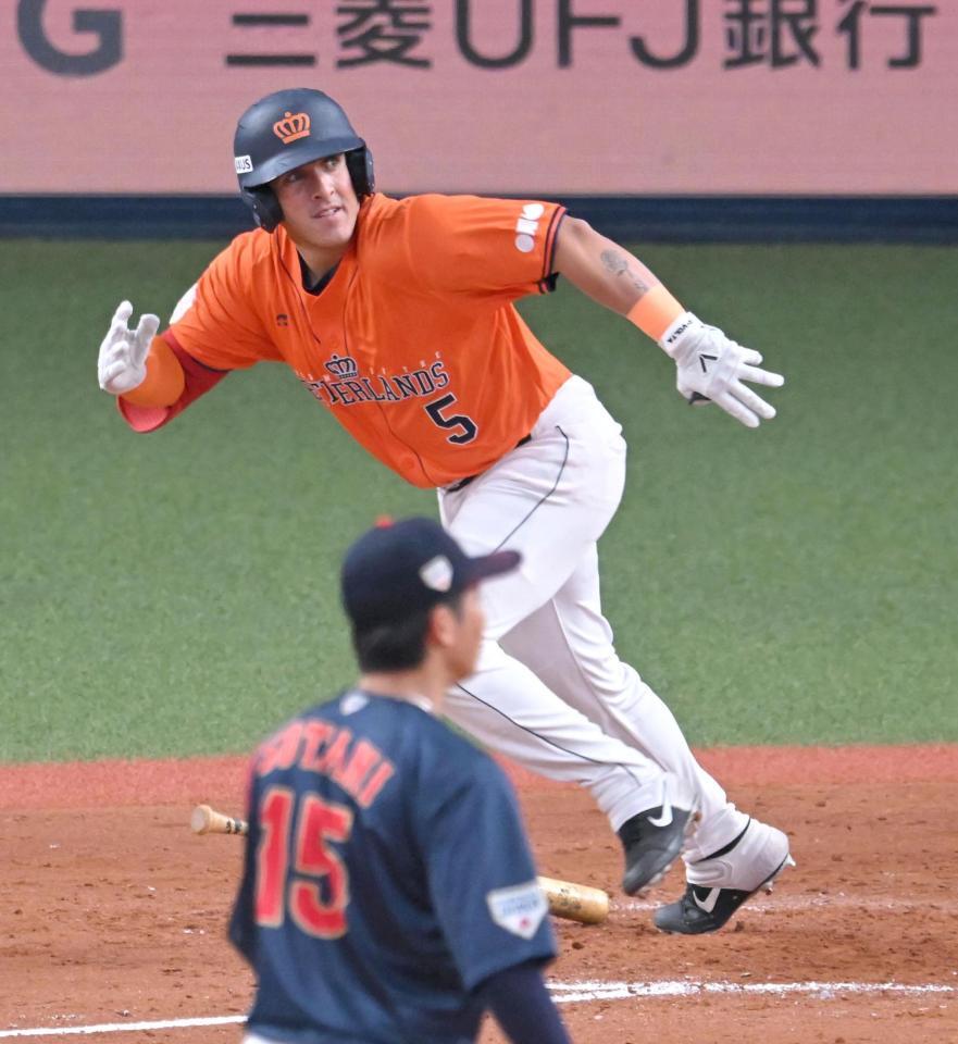 　８回、チーム初安打となる内野安打を放つクローズ（撮影・飯室逸平）