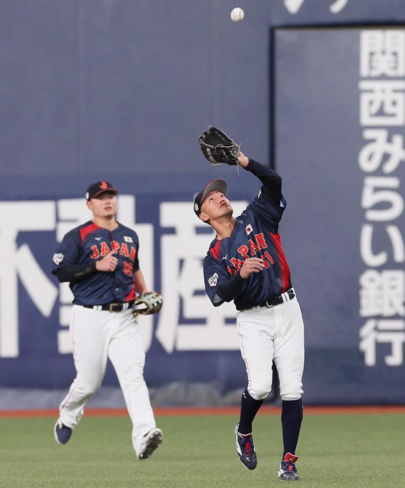 　９回、代打・セラサの飛球をキャッチする矢野（撮影・立川洋一郎）