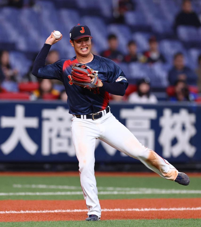 　８回、太田はクローズの打球を捕球し一塁へ送球するも内野安打となる（撮影・山口登）