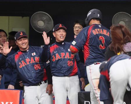 　５回、ソロを放った大山（右）を迎える井端監督