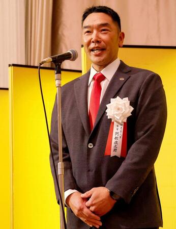 　関西燦燦会であいさつに立った阿部監督（代表撮影）