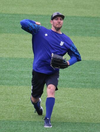 　ダイナミックなフォームでキャッチボールをするバウアー