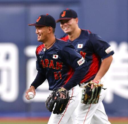 　ウイニングボールをキャッチし笑顔でマウンドに向かう矢野（撮影・山口登）