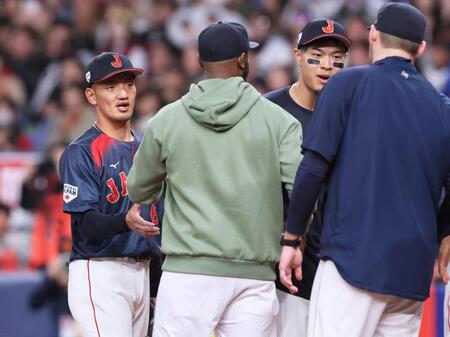 　試合に勝利し、オランダ代表ナインと握手を交わす矢野（左）＝撮影・立川洋一郎