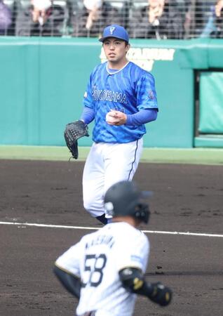 　１回、前川（手前）に先制２ランを浴びた東（撮影・中田匡峻）