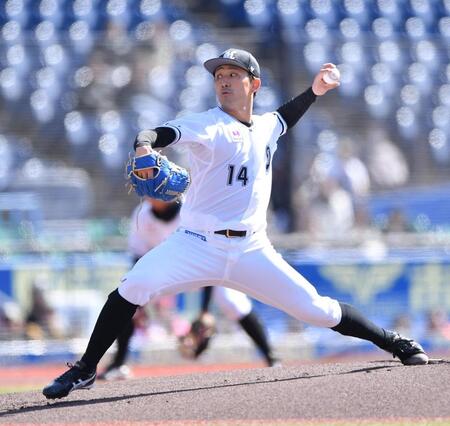 　力投する小島（撮影・開出牧）