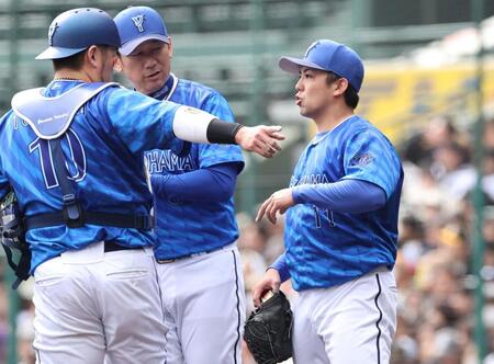 　３回、満塁のピンチで降板する東（右）は三浦監督と話をする（撮影・田中太一）