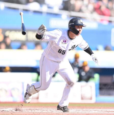 　６回、右線二塁打を放つ寺地（撮影・開出牧）