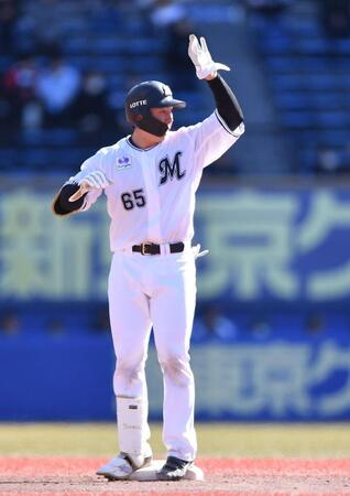 　４回、中越え二塁打を放ちライトスタンドの歓声に応える寺地（撮影・開出牧）