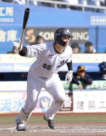 　６回、ロッテ・寺地がこの試合３安打目となる右翼線二塁打を放つ＝ＺＯＺＯマリン