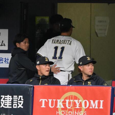 　４回、治療にためベンチ裏に下がる山下。そのまま交代する（撮影・西田忠信）