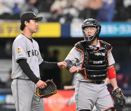 　４回を投げ終え、甲斐（右）とベンチに戻る山崎（撮影・西田忠信）