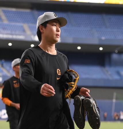 　試合前練習を終えベンチに戻る山崎（撮影・西田忠信）