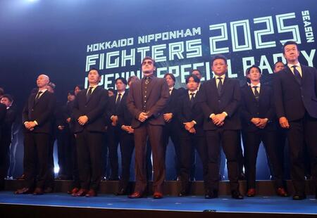 　激励会で登場した新庄監督（中央）ら日本ハム選手・コーチ一同（撮影・中島達哉）