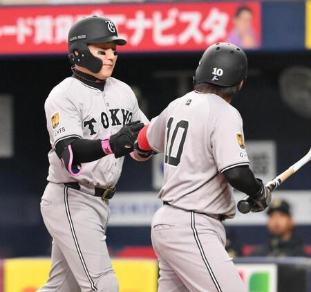 　２回、犠飛を放ち、生還した甲斐（右）とタッチする丸（撮影・西田忠信）