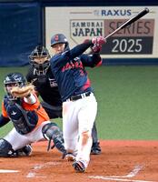 　５回、左越えソロを放つ大山（撮影・飯室逸平）