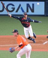 　８回、遊直に倒れる矢野（撮影・飯室逸平）