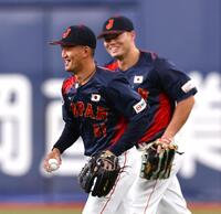 　ウイニングボールをキャッチし笑顔でマウンドに向かう矢野（撮影・山口登）