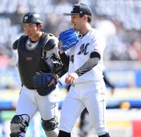 　１回、３者連続三振に仕留め笑顔の小島（右）。左は寺地（撮影・開出牧）