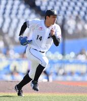 　４回、近藤を一ゴロに打ち取りベースカバーに走る小島（撮影・開出牧）