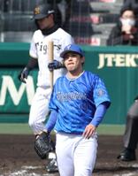 　３回、中野（奥）に四球を与え、険しい表情の東（撮影・中田匡峻）