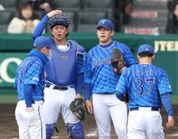 　７回、打席に梅野を迎え、マウンドに集まる山崎（右）らＤｅＮＡナイン（撮影・中田匡峻）