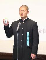 　抽選会に臨む横浜・阿部葉太主将（撮影・石井剣太郎）