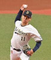 　力投する先発の山下（撮影・西田忠信）