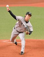 　力投する先発の山崎（撮影・西田忠信）