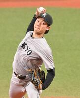 　力投する先発の山崎（撮影・西田忠信）