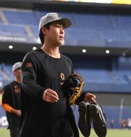 　試合前練習を終えベンチに戻る山崎（撮影・西田忠信）