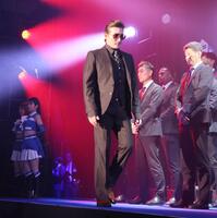 　開幕スペシャルパーティーのオープニングで登場する新庄監督（中央）＝撮影・中島達哉